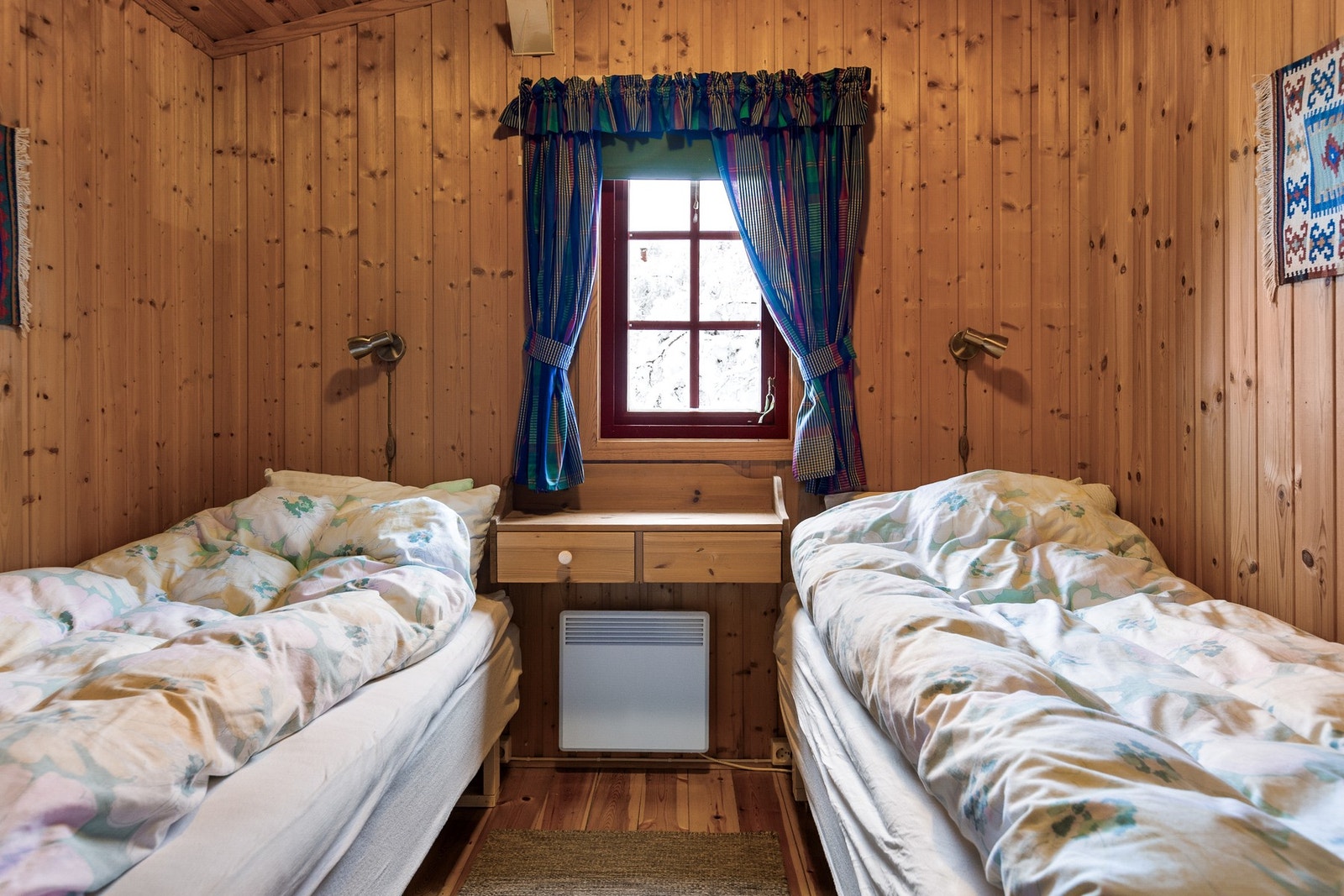 Soverom innredet med to enkel senger Galleribilde