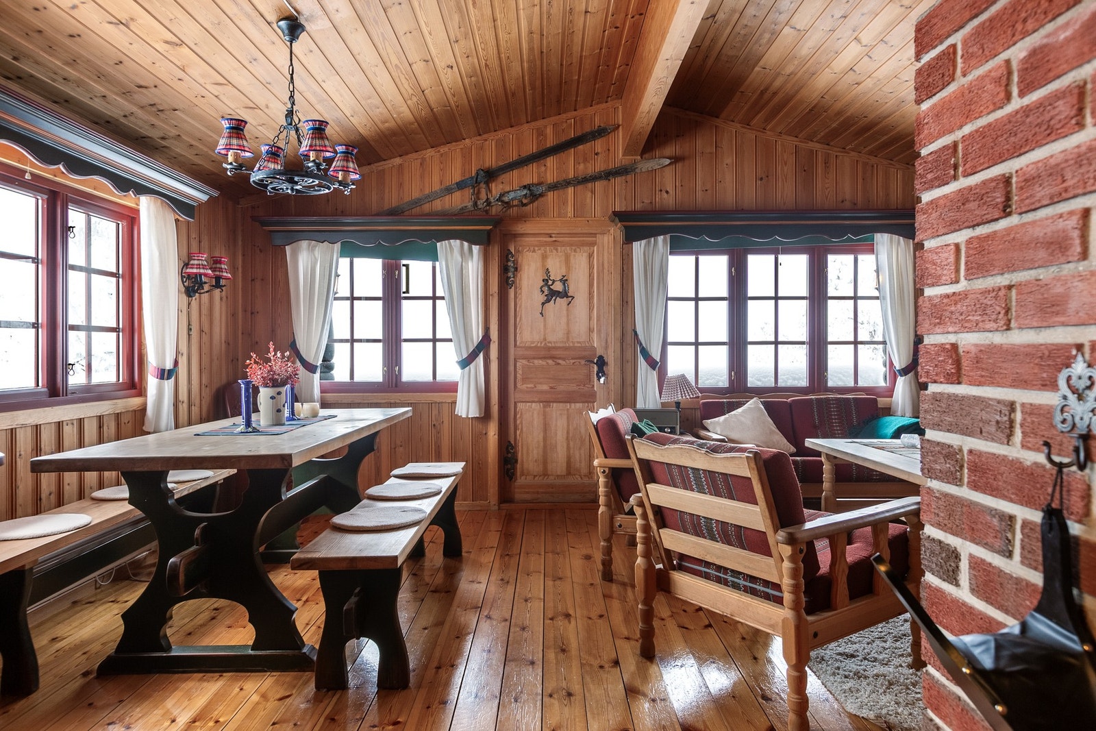 De mange vinduene slipper inn mye lys Galleribilde