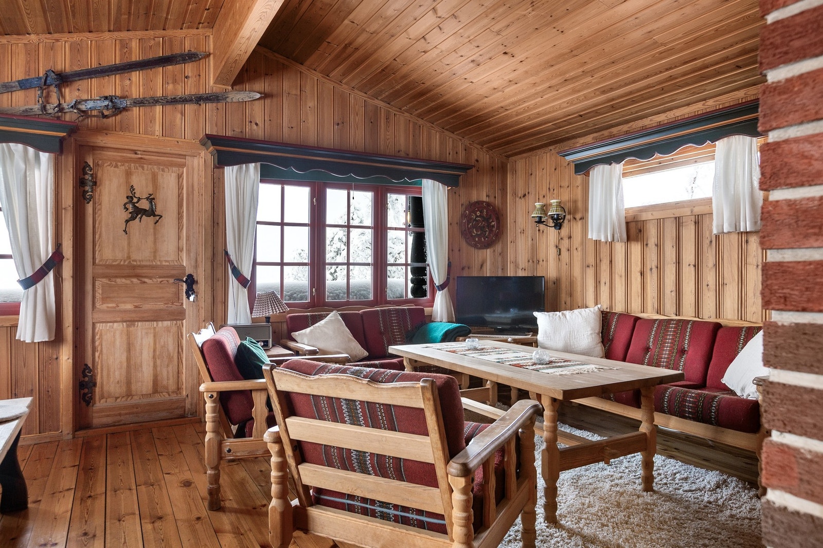 Vinduene rammer inn utsikten mot fjellheimen Galleribilde