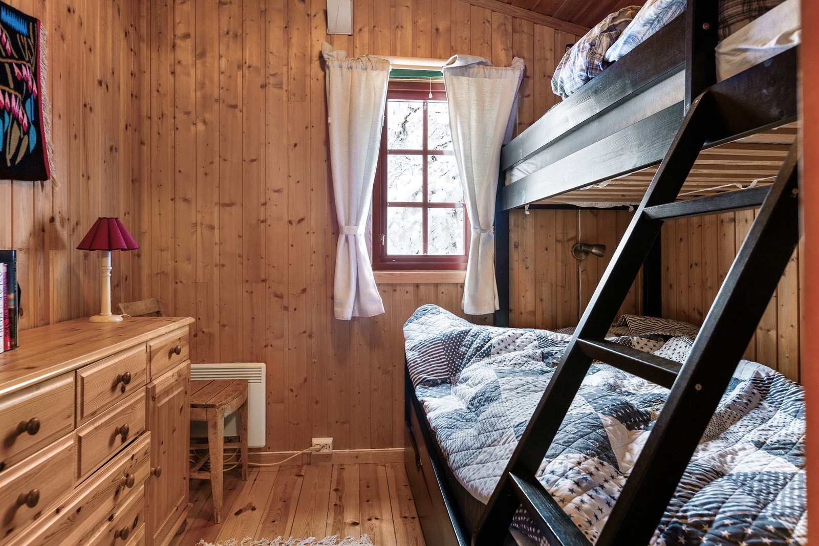 Soverom innredet med familiekøyseng Galleribilde