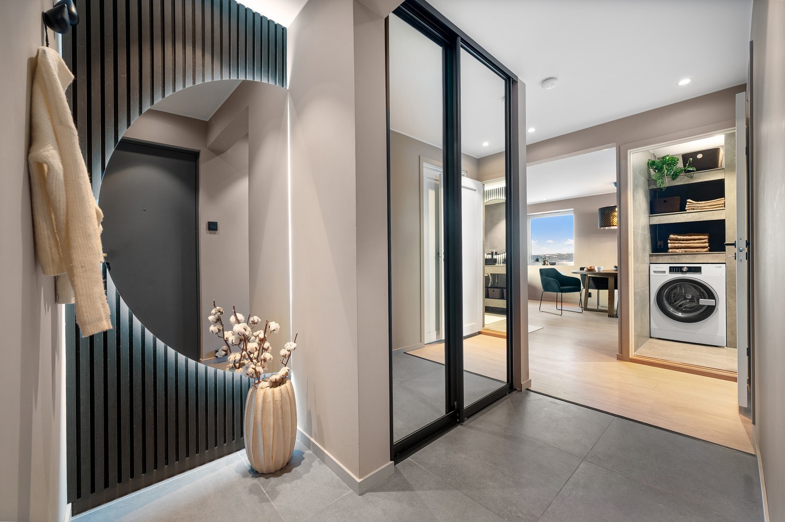 Innbydende og romslig flislagt entré på 7,2m² med god plass til å henge fra seg. Gode lagringsmuligheter i skyvedørsgarderobe. Galleribilde