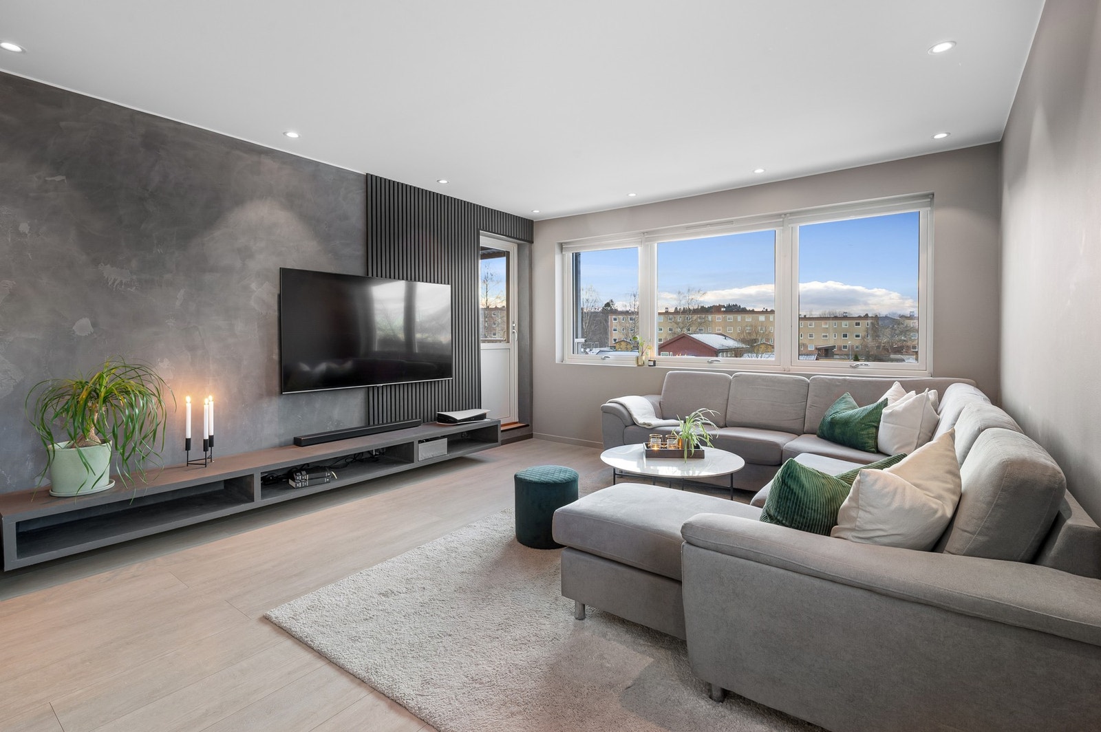 Her får du en moderne leilighet med gjennomgående oppgradert standard med god planløsning og lekre detajler. Downlights i himling. Galleribilde