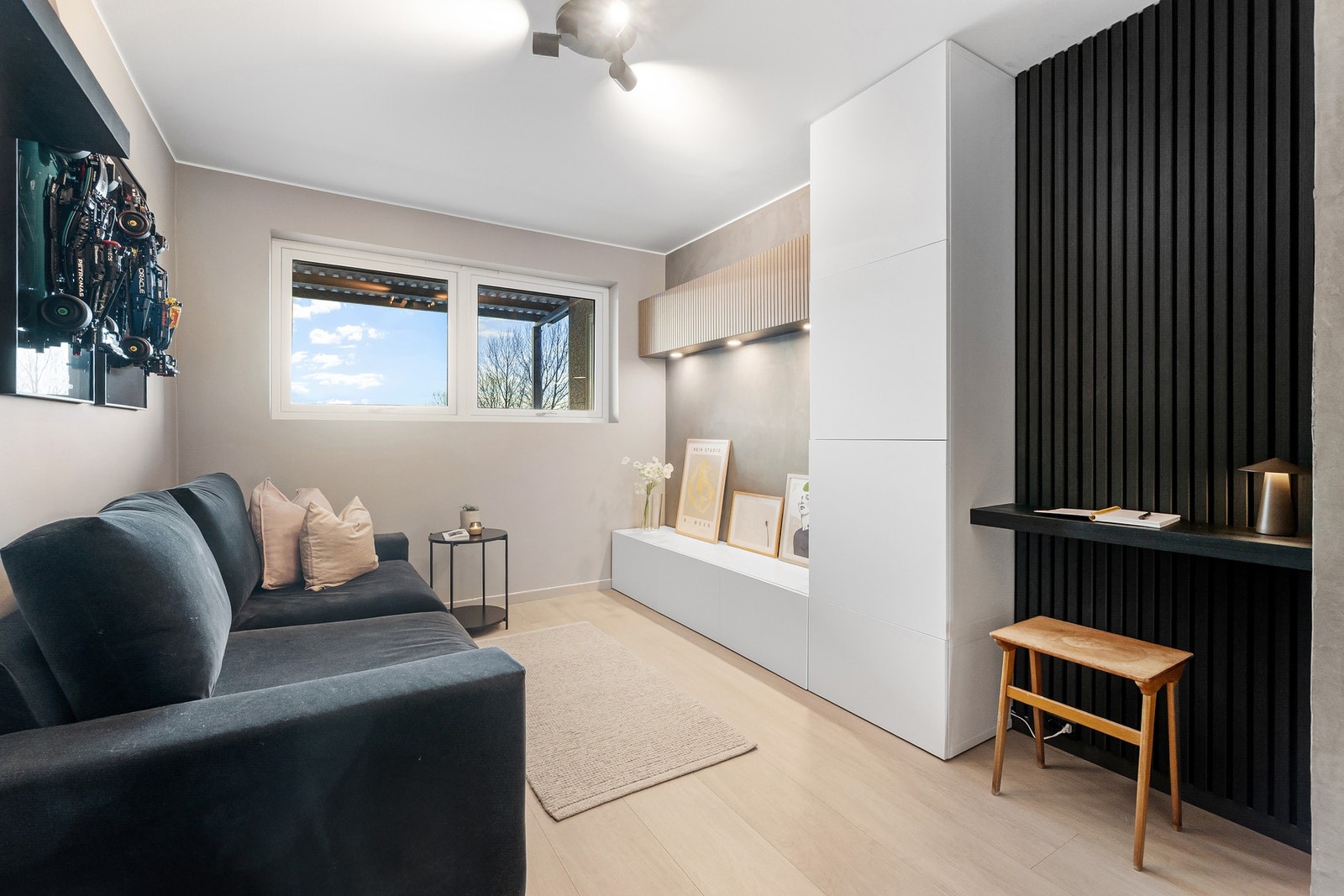 Soverom 2 er også av god størrelse på ca. 9,6m². Lekkert 1-stavs gulv og spilevegg er noen av flere svært flotte kvaliteter i leiligheten. Galleribilde