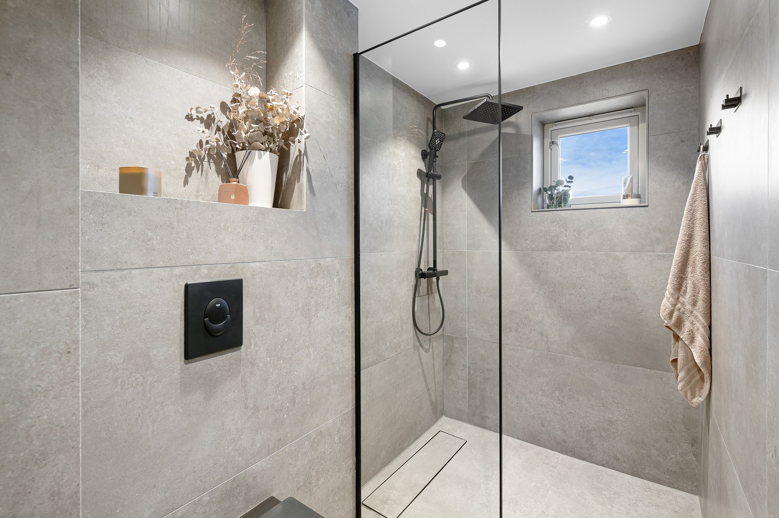 Romslig dusjnisje med regnfall. Galleribilde