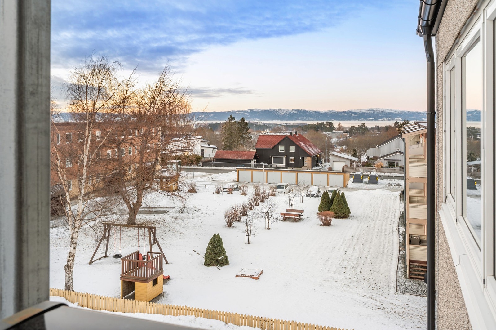Med beliggenhet i toppetasjen får man uhindret utsikt mot Trondheimsfjorden! Områdets kanskje beste beliggenhet? Galleribilde