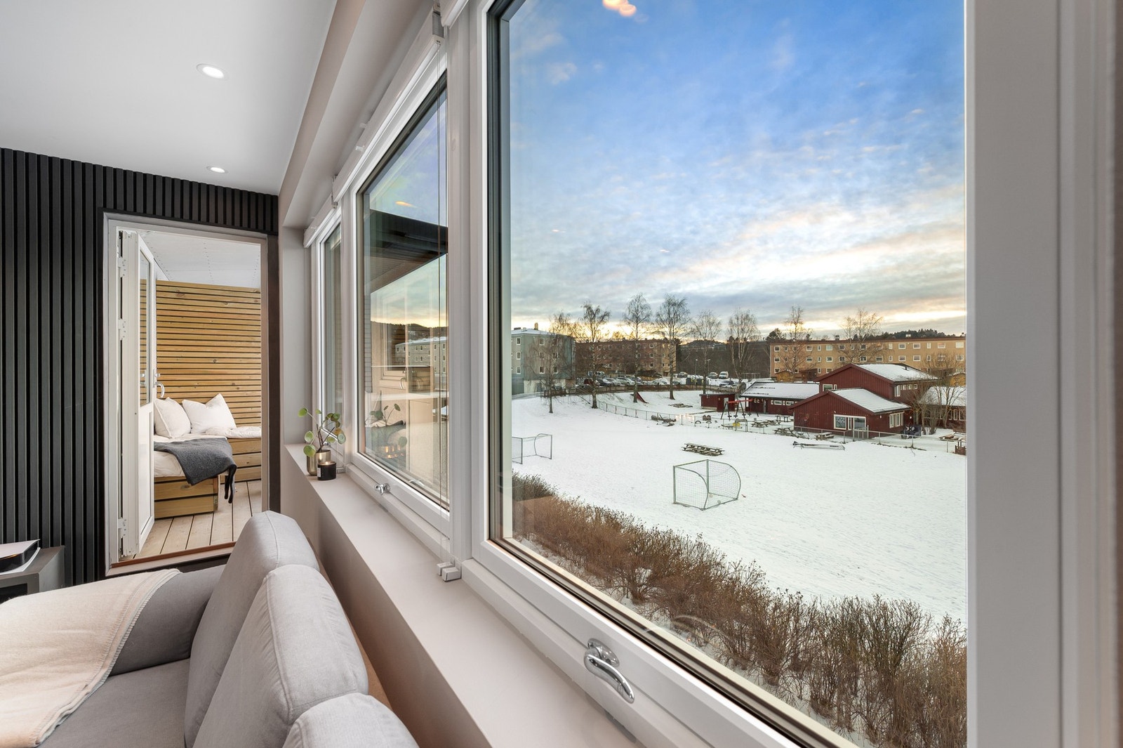 Leiligheten ligger vendt ut mot rolige grøntarealer i et rolig område. Galleribilde