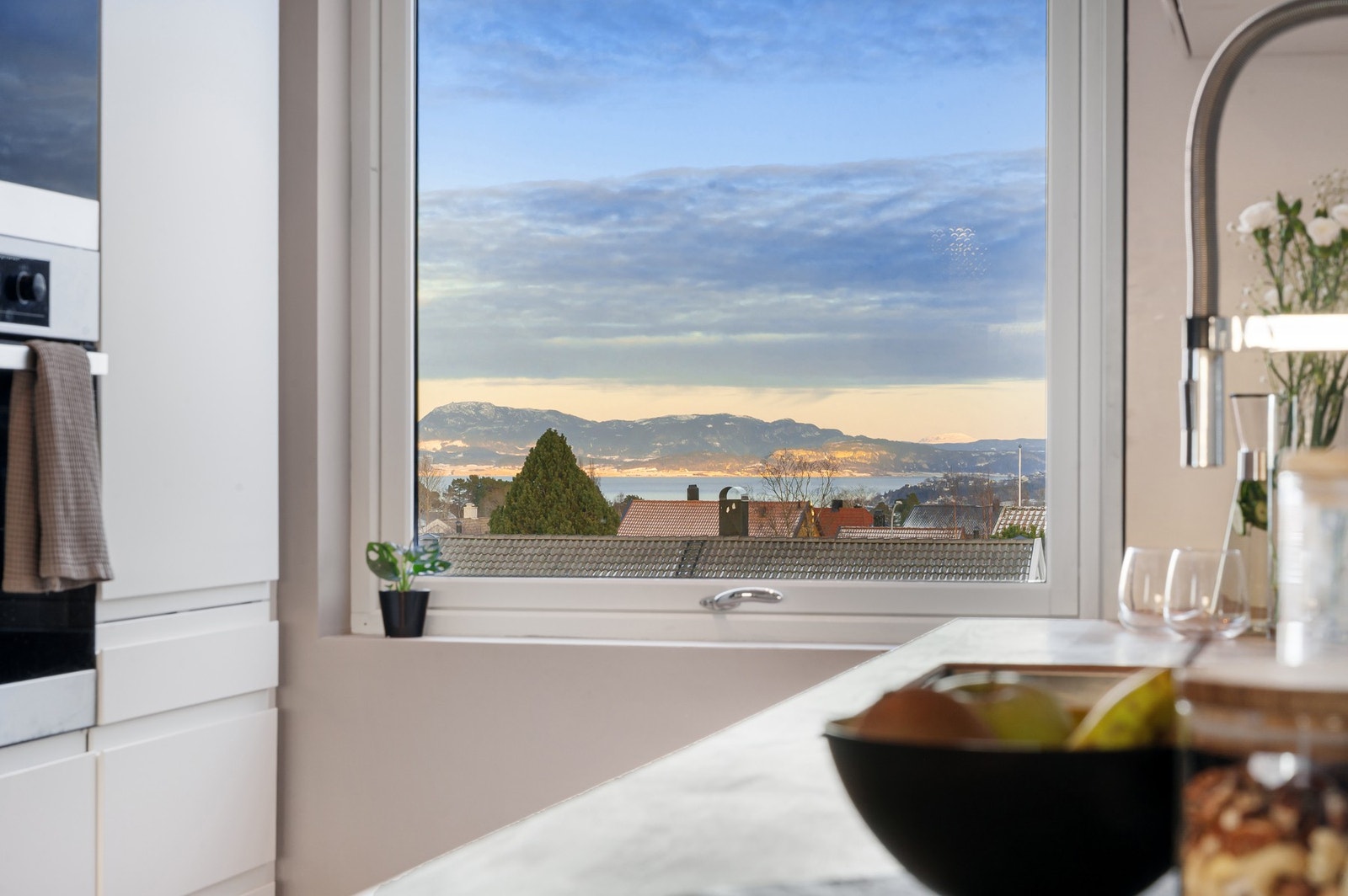 Også fra kjøkkenet har man nydelig utsikt. Her kan solnedgang nytes mens man lager en bedre middag. Galleribilde