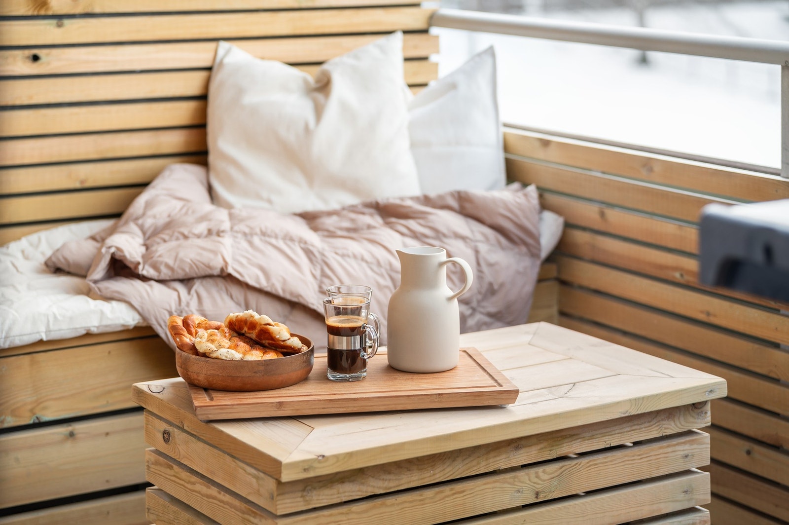 Balkongen er vestvendt og innredet med plassbygd innredning med god plass. Galleribilde