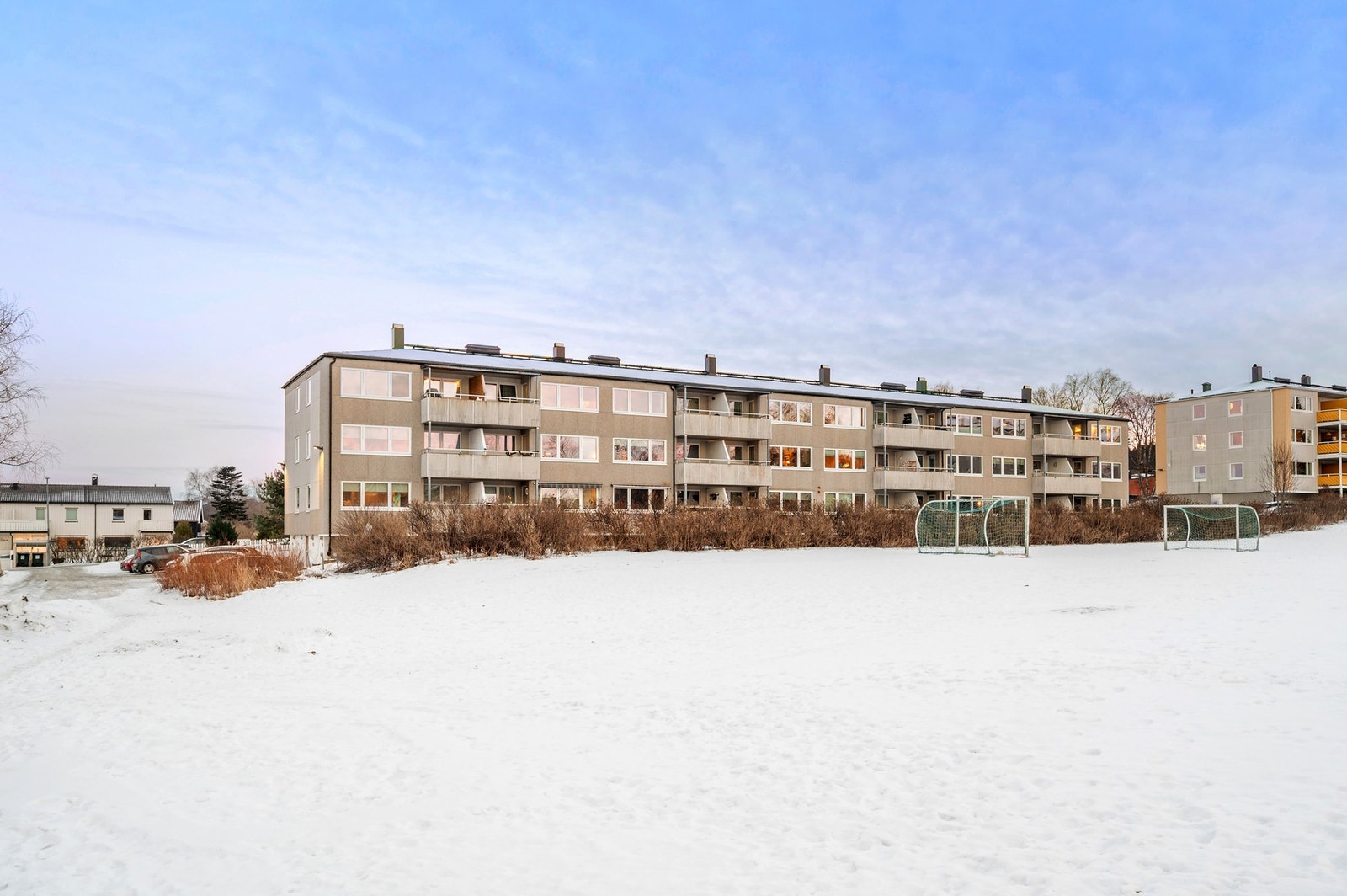 Nærområdet er rolig og har gode kollektiv- muligheter. Dagligvare er innen gangavstand. Galleribilde