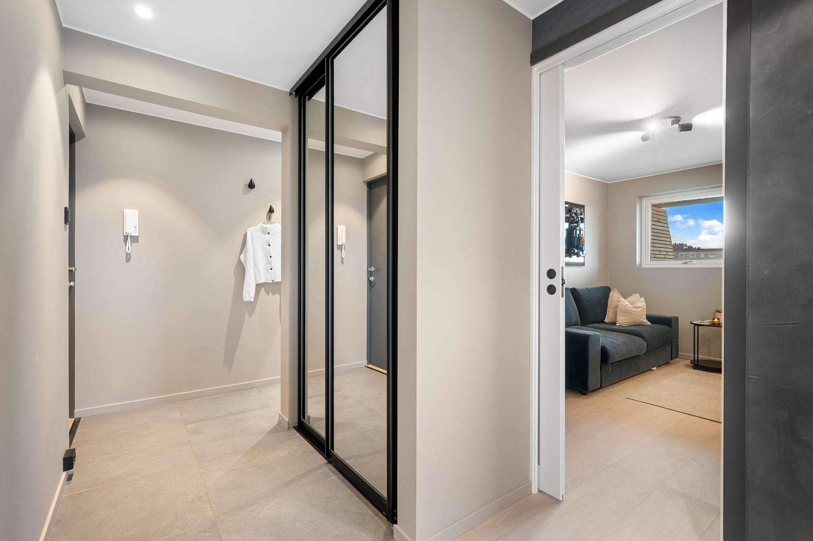 Dersom du kunne tenke deg en gjennomført leilighet med moderne standard så har du muligheten nå! Calling- system ved inngangsdør. Galleribilde