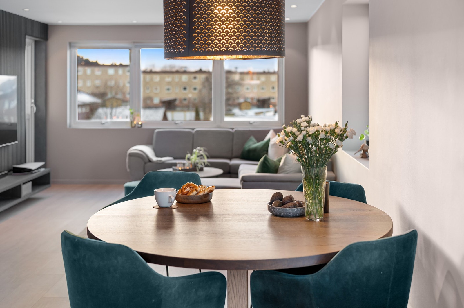 God plass til spisegruppe i overgang mellom kjøkken og stue. Galleribilde