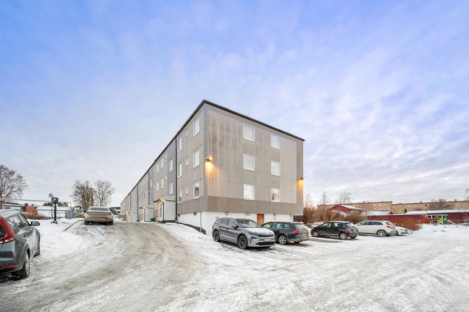 Leiligheten disponerer én fast parkeringsplass ved blokka. Det er også mulighet for lading. Galleribilde