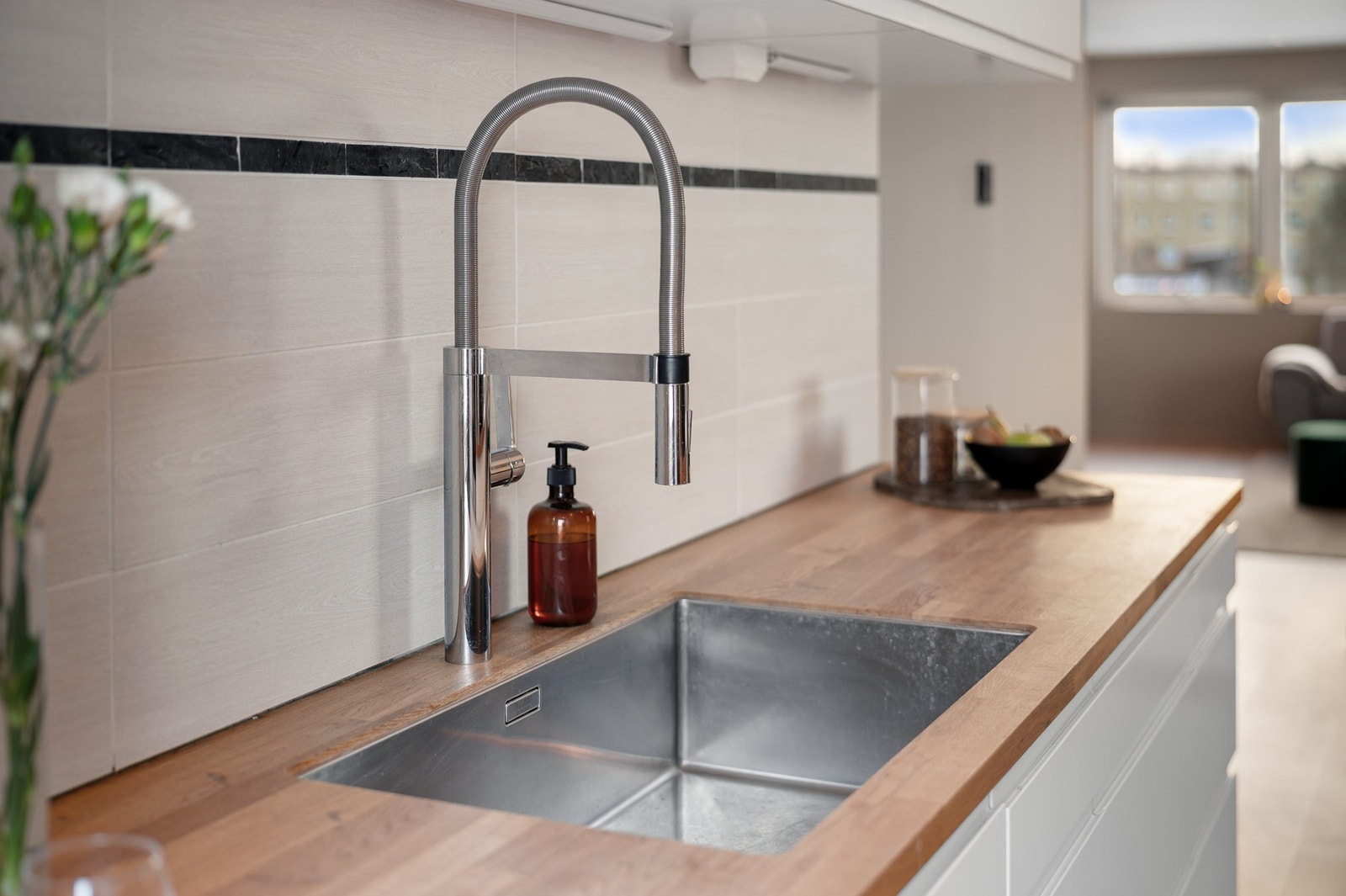 Underlimt vask i god størrelse. Det er etablert lekre fliser i backsplash. Galleribilde