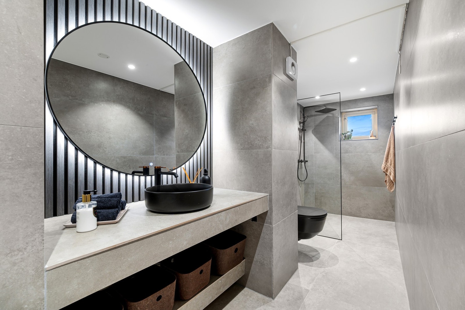 Særdeles utsøkt bad pusset opp i 2025/2026. Her får man virkelig spa- følelse med spileveg, lekre flisvalg og godt utnyttet areal. Galleribilde