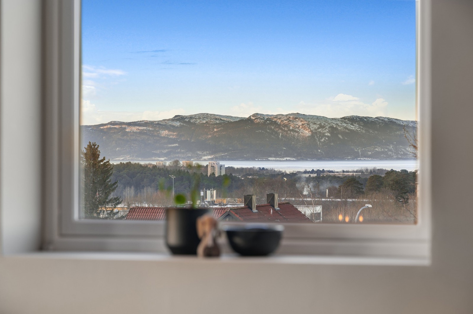 Uansett hvor man befinner seg i leiligheten vil man kunne nyte den upåklagelige utsikten! Listefritt rundt vinduer og himling. Galleribilde