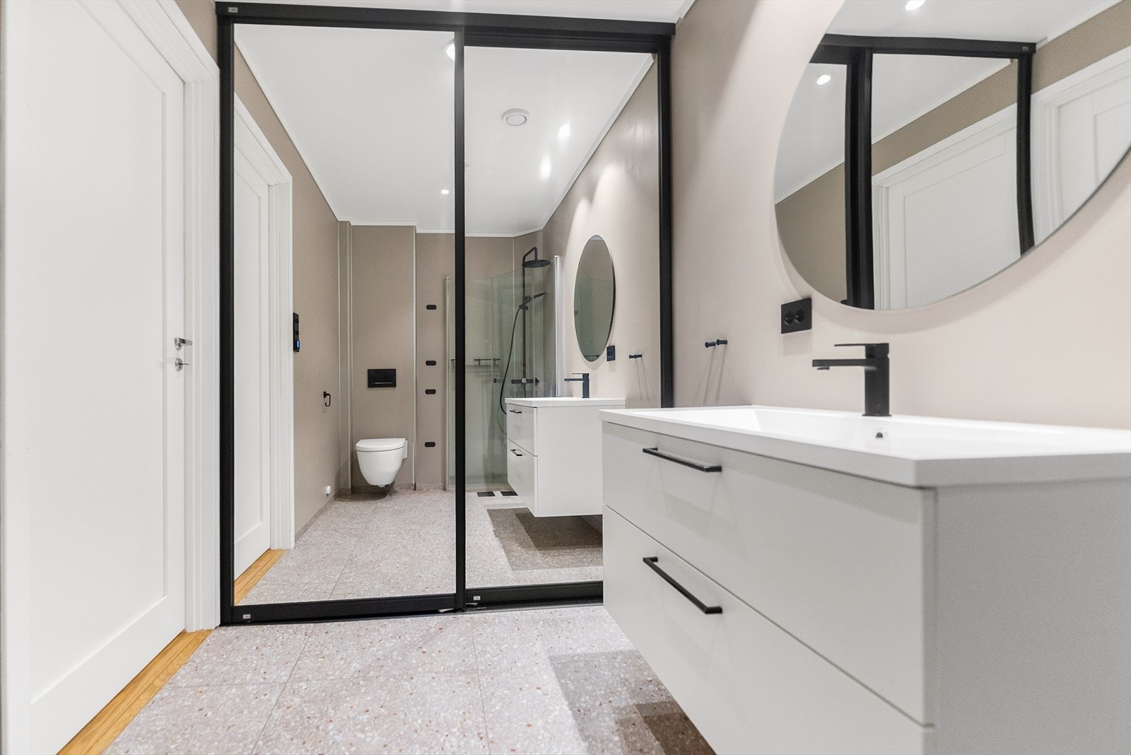 Skyvedørsgarderobe med speil Galleribilde