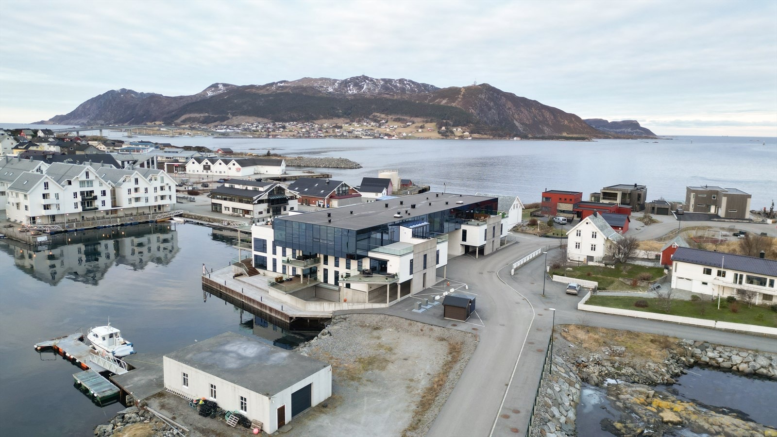 Leiligheitsbygget ligg ute på Vågsholmen i naturskjønne omgivelser Galleribilde