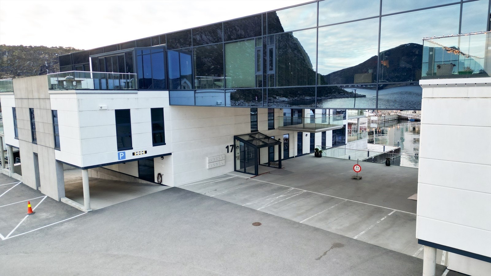 Inngangsparti til bygget. Nedkøyring til garasjeanlegg mot venstre Galleribilde