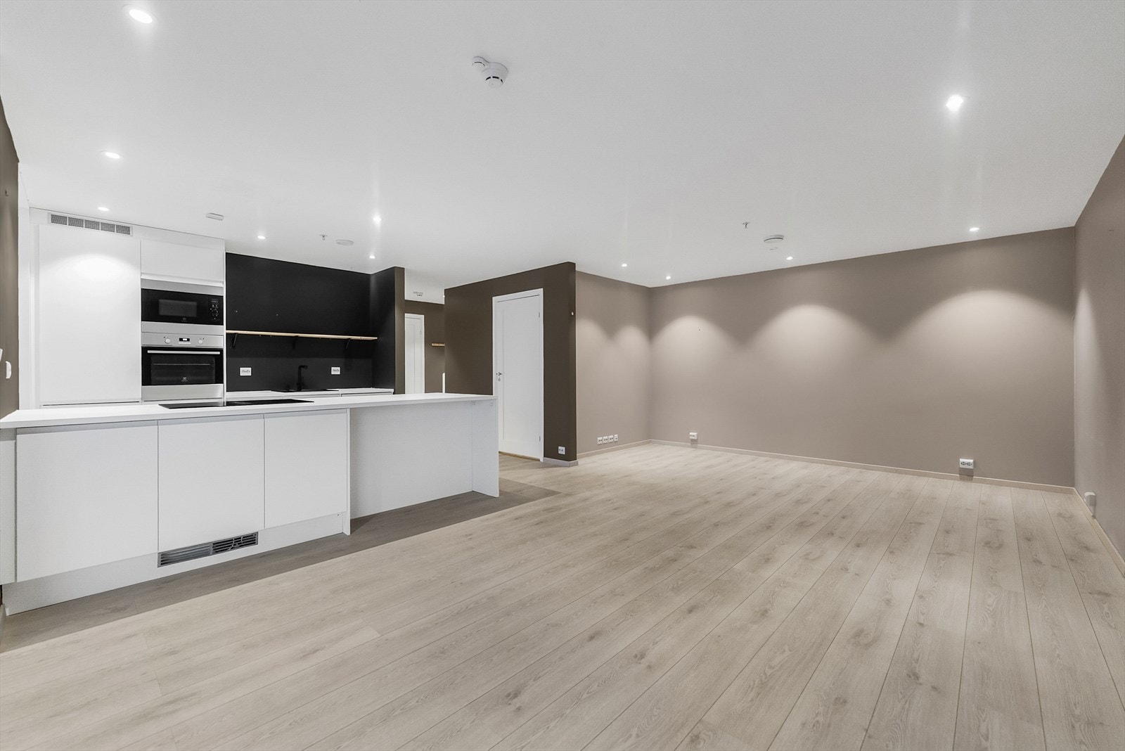 Romslig stue og kjøkken Galleribilde