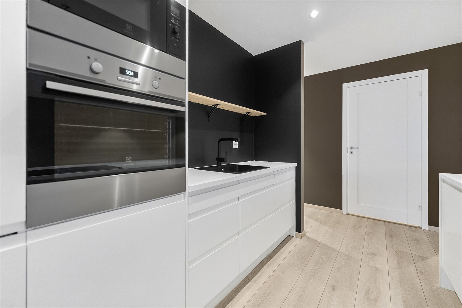 Integrerte kvitevarer høyrer med i eit moderne kjøkken Galleribilde