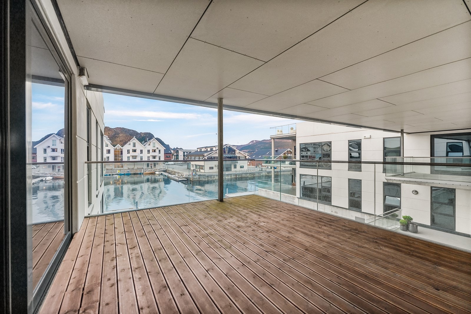 Overbygd og stor terrasse Galleribilde