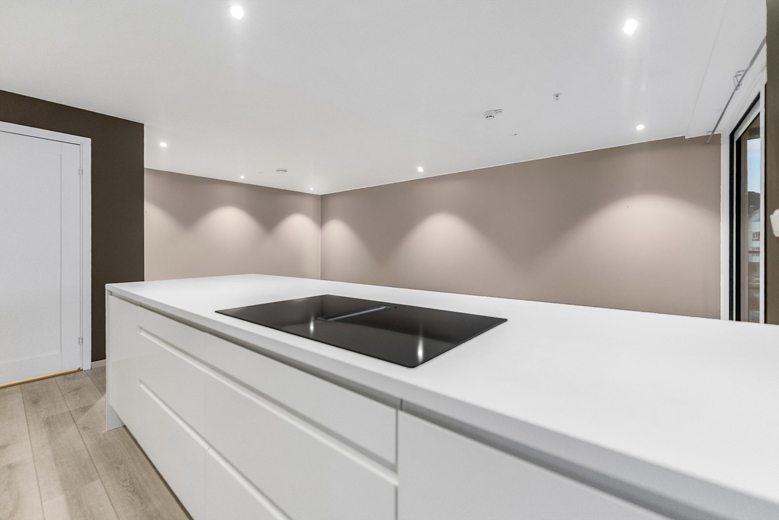 Kjøkkenøy mot stue Galleribilde