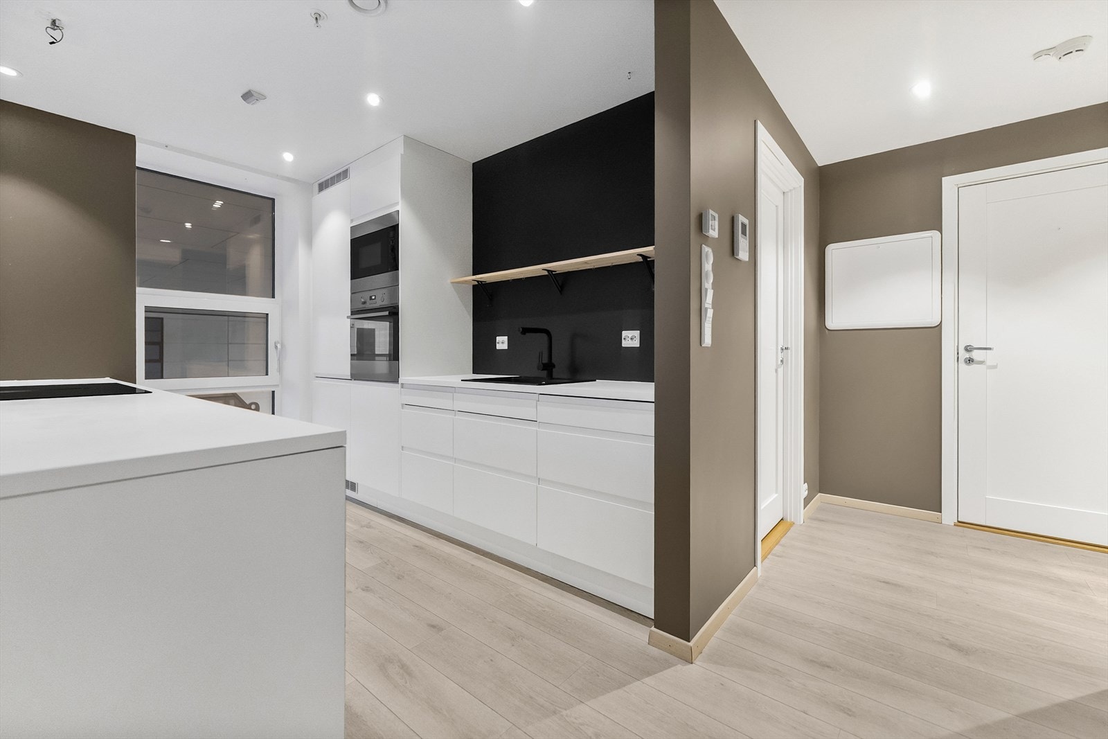 Del av kjøkken mot bad og soverom Galleribilde