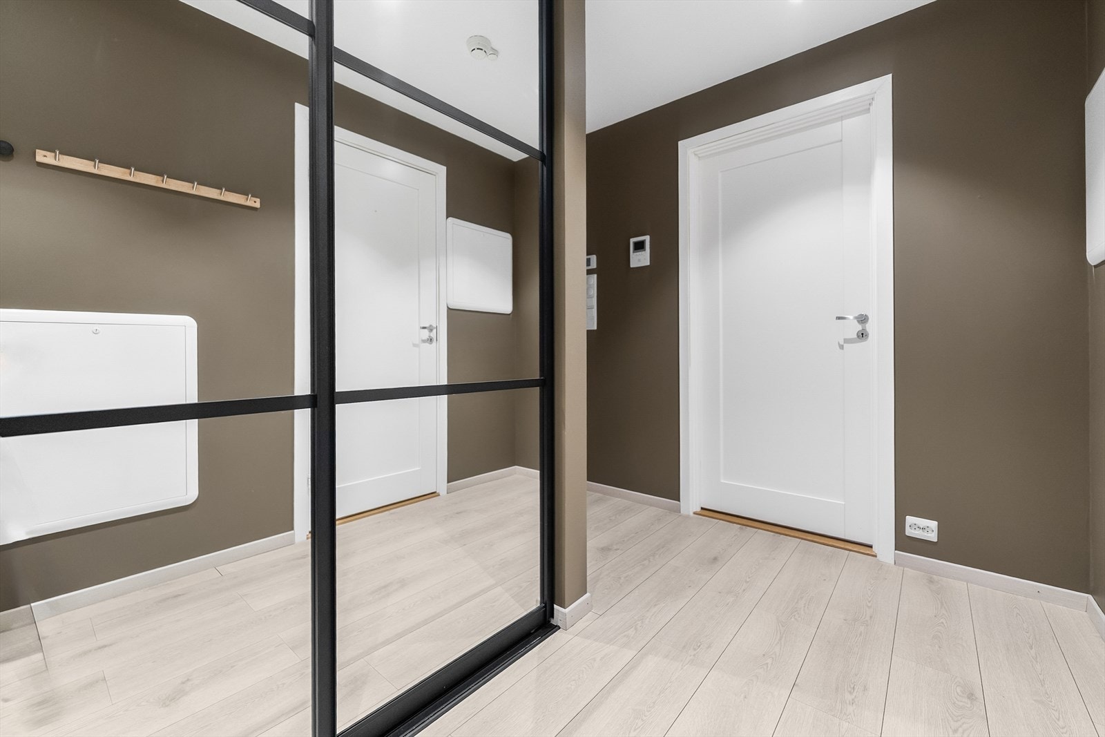 Skyvedørsgarderobe i gang Galleribilde