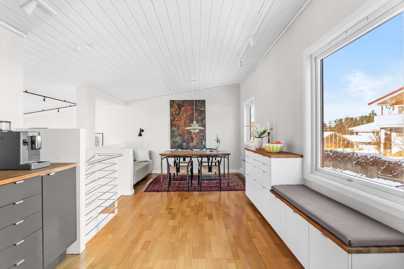 En plassbygd benk ved vinduet gir ekstra sitteplasser og oppbevaring. Galleribilde