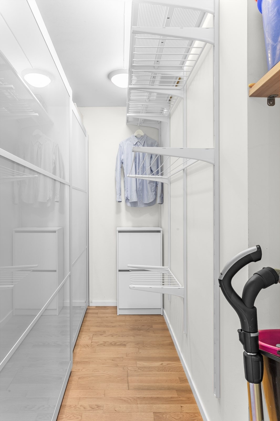 Boligen har to innvendige boder, inkludert en innvendig bod med gode tørkemuligheter. Galleribilde