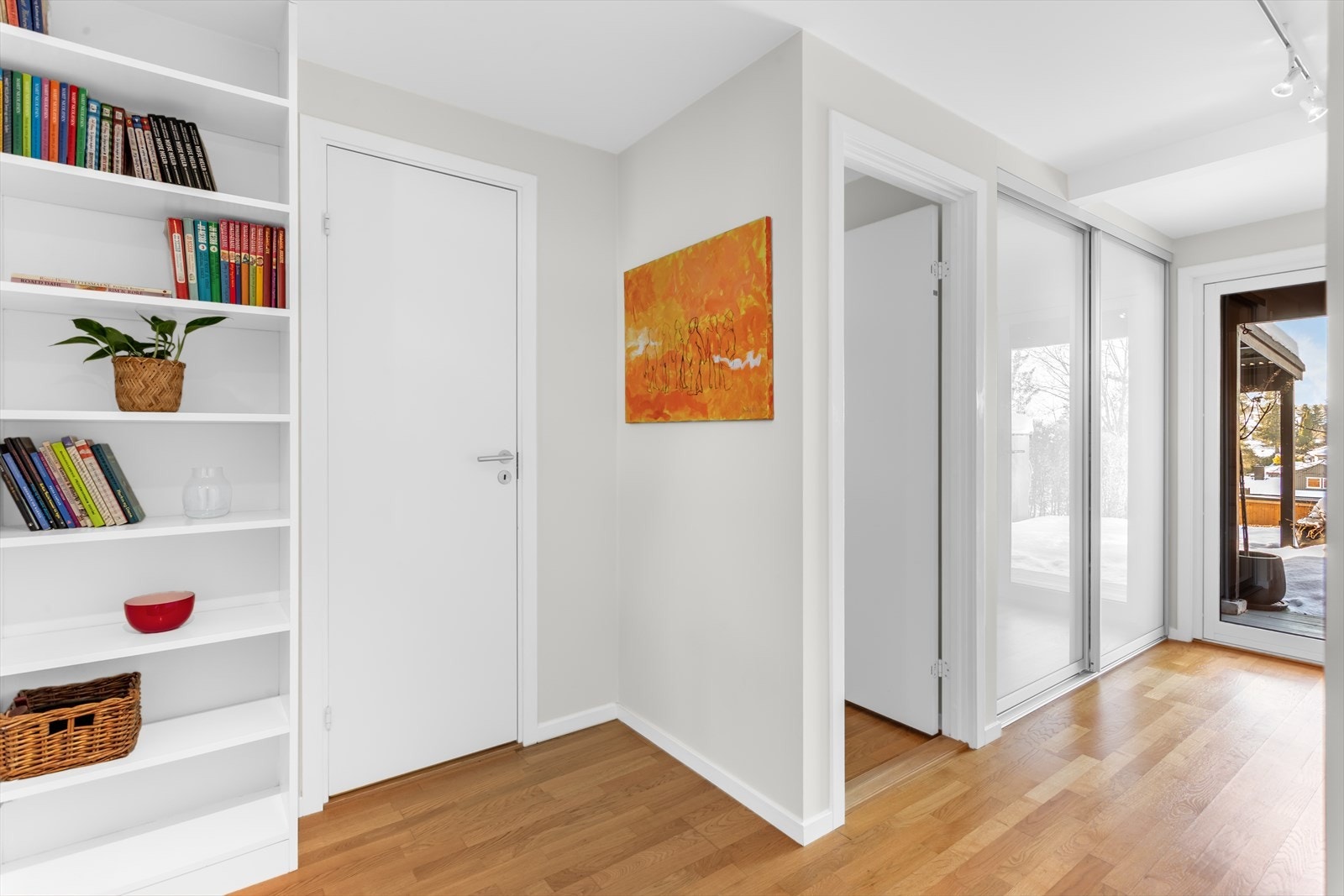 Fra gangen er det direkte adkomst til to soverommene, plassbygd skyvedørsgarderobe og utgang til den vestvendte markterrassen. Galleribilde