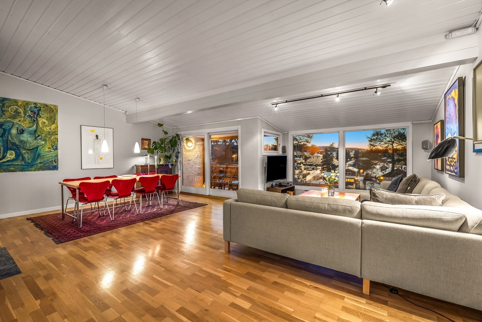 Takhøyden i stuen varierer opp til 3,04 meter, noe som gir en svært god romfølelse. Galleribilde