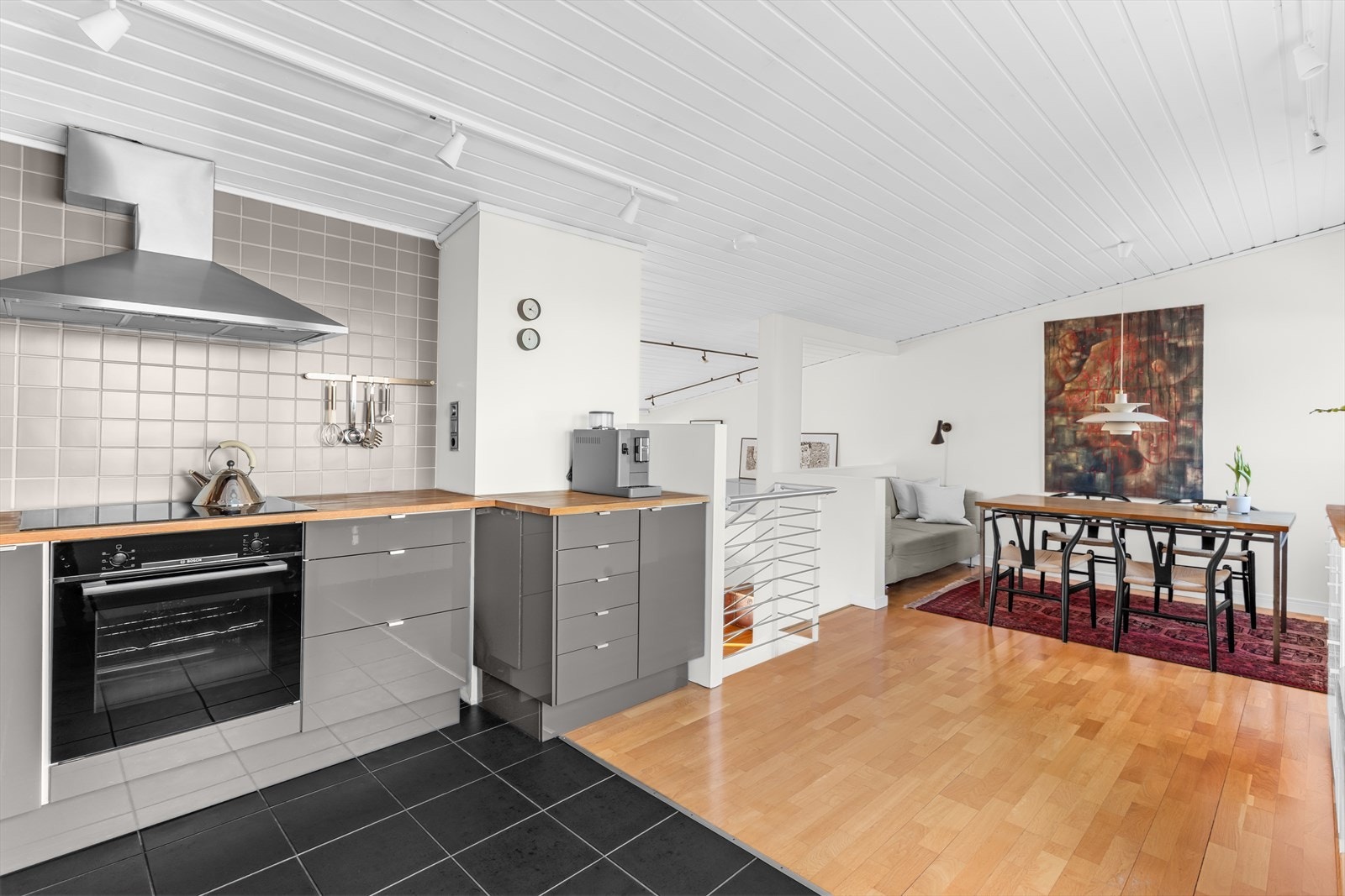 Benkeplaten er i heltre, og kjøkkenet er utstyrt med integrert komfyr, platetopp og oppvaskmaskin. Galleribilde