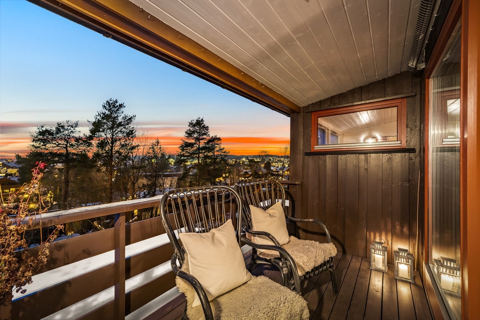 Den vestvendte balkongen har åpent utsyn mot grønne omgivelser og nyter gode solforhold på ettermiddag og kveld. Galleribilde