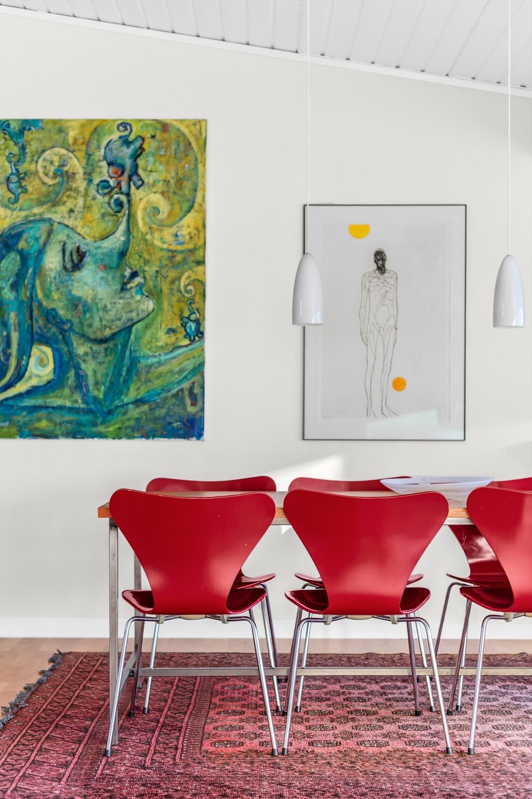 Spisestuen er en naturlig del av det store oppholdsrommet. Galleribilde