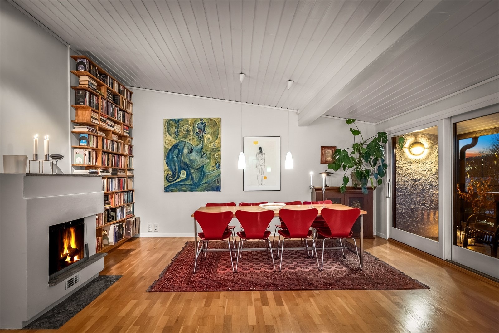 Peisen i stuen gir en lun atmosfære året rundt. Galleribilde