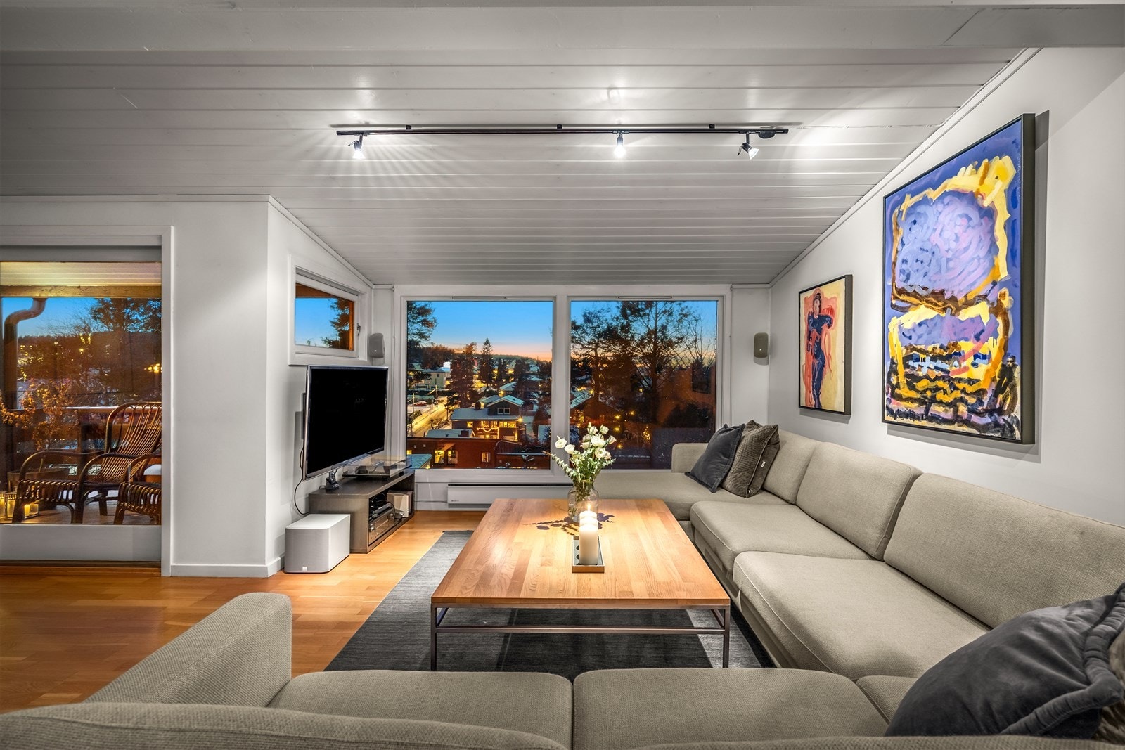 Fra stuen er det fritt utsyn over Høybråten, uten innsyn fra gjenboere. Galleribilde