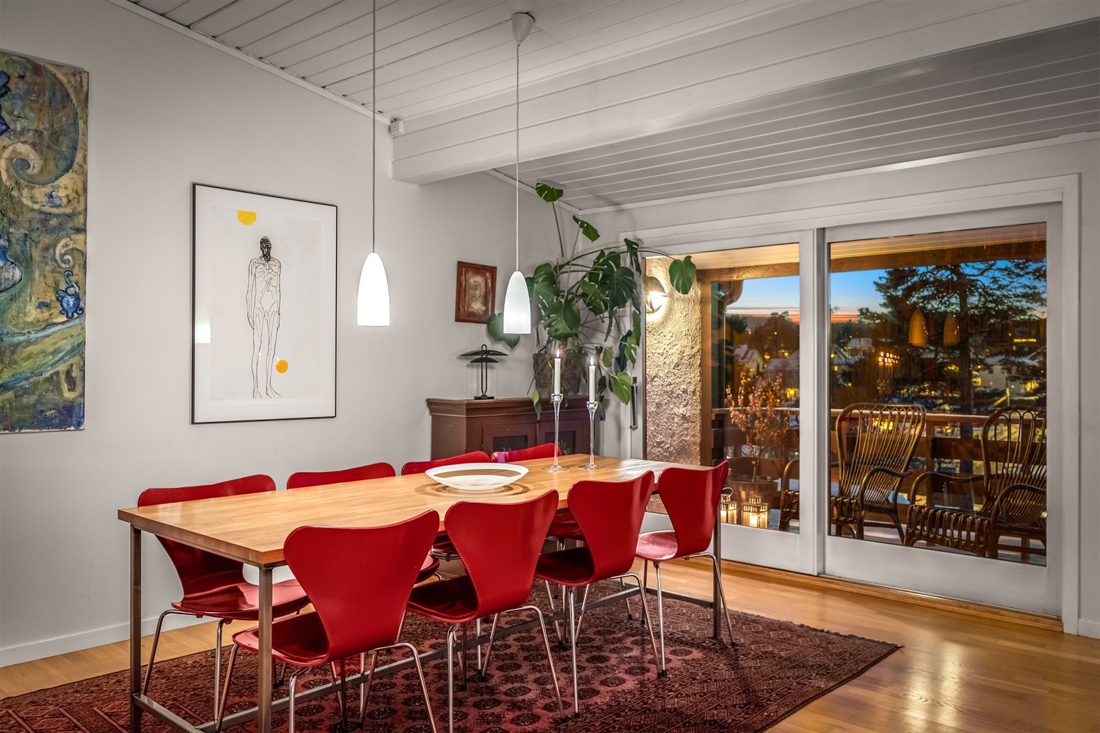 Fra spisestuen er det direkte utgang til en vestvendt veranda på ca. 6 m². Galleribilde