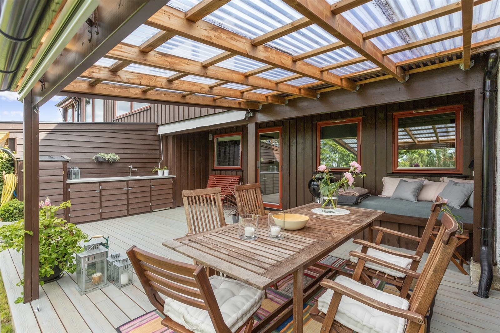 Spiseplassen under pergolaen er et perfekt sted å nyte lange sommerkvelder. (Bildene er tatt tilbake i 2019). Galleribilde