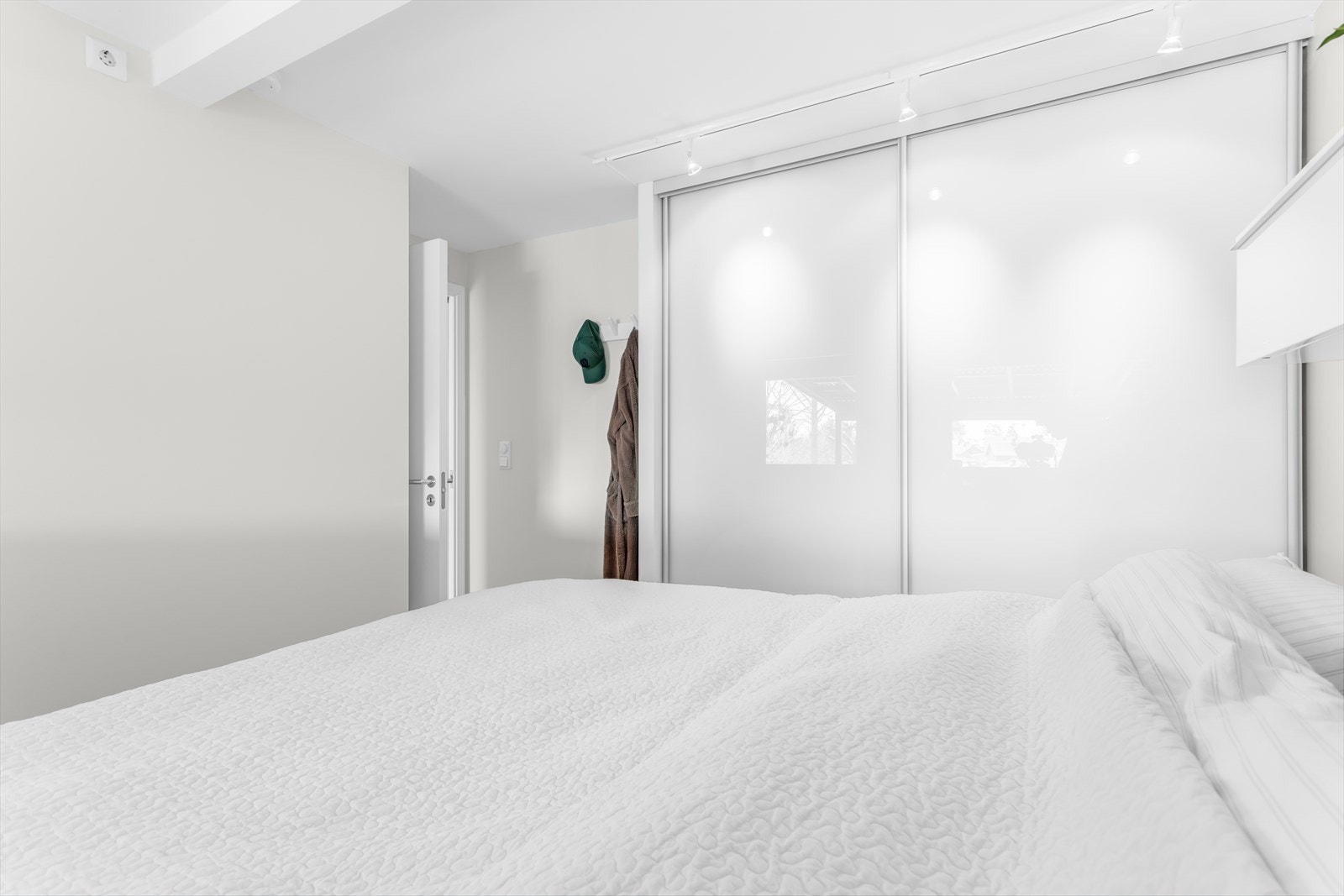 Hovedsoverommet har en romslig skyvedørsgarderobe for effektiv oppbevaring. Galleribilde