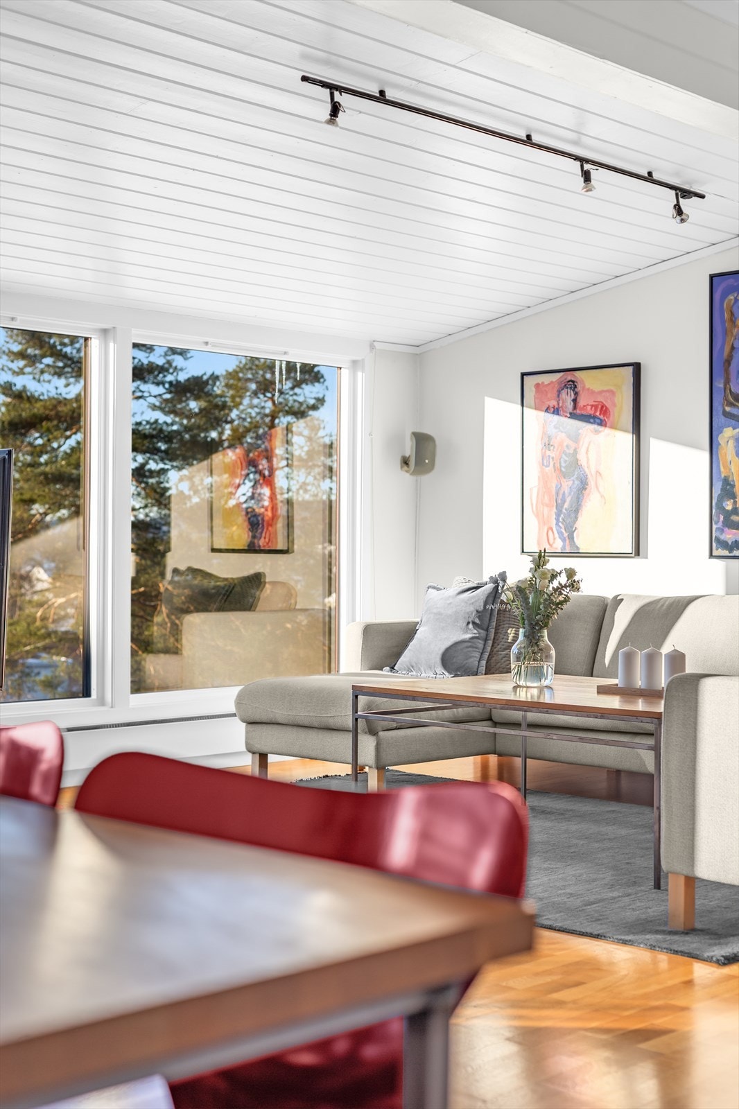 Vinduer med 2- og 3-lags isolerglass bidrar til god isolasjon. Galleribilde