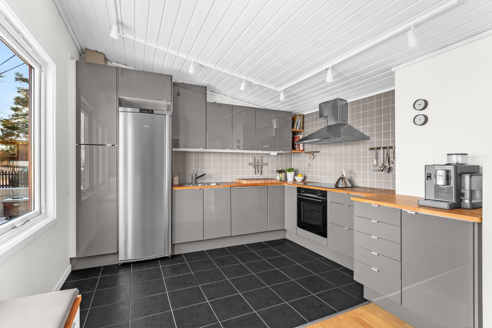 Kjøkkenet har en moderne innredning med slette fronter, fornyet i 2017. Galleribilde