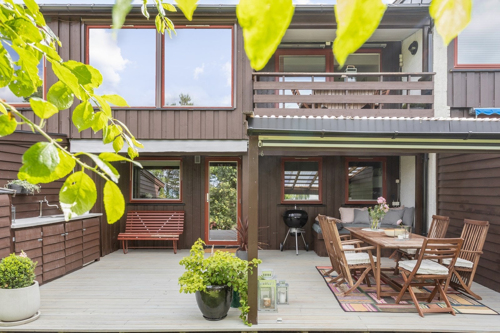 Boligen har en vestvendt markterrasse på ca. 33,5 m². (Bildene er tatt tilbake i 2019). Galleribilde