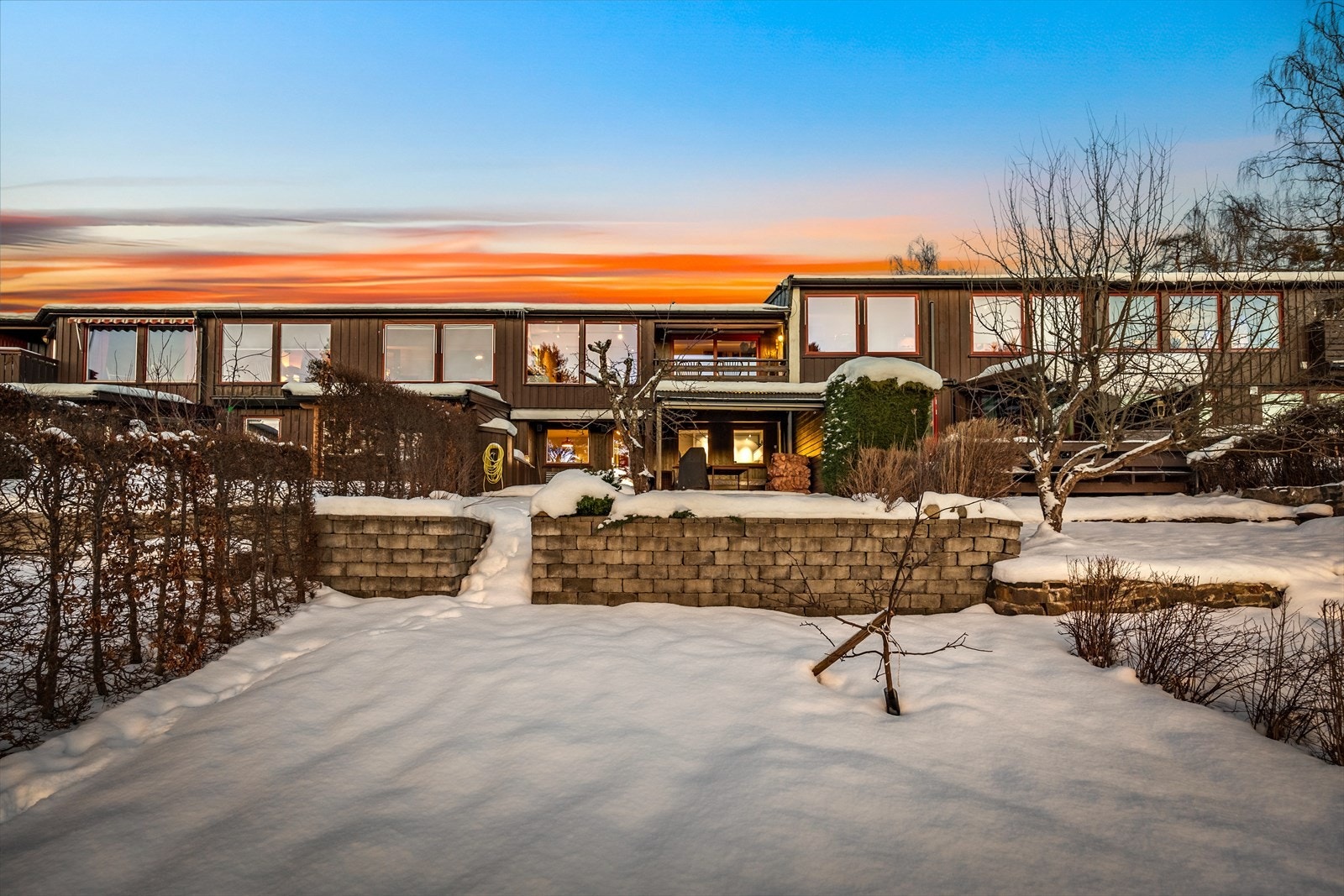 Boligen byr bl.a. på pent opparbeidet uteareal, romslig markterrasse, sjelden planløsning med flere nivåer, fantastisk utsikt og mer til! Galleribilde