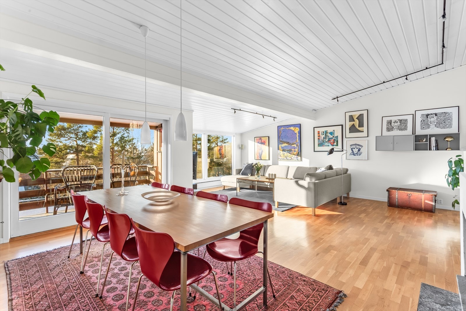 Stuen er boligens samlingspunkt, med plass for hele familien. Galleribilde