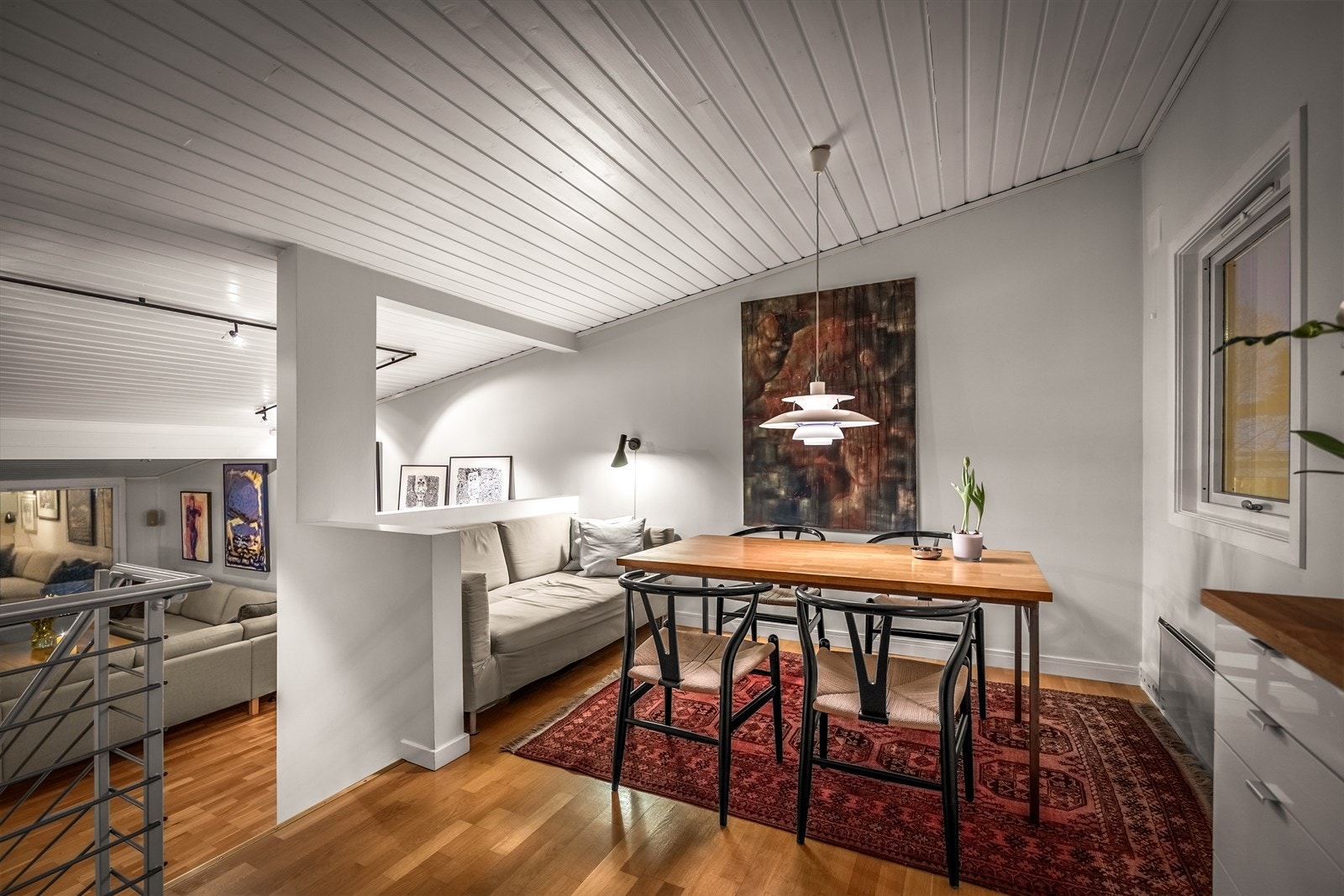 Med spisebord og en liten sofa blir kjøkkenet en naturlig samlingsplass for familien i en travel hverdag. Skulle dere ha behov for et ekstra soverom, kan dette enkelt etableres her. Galleribilde