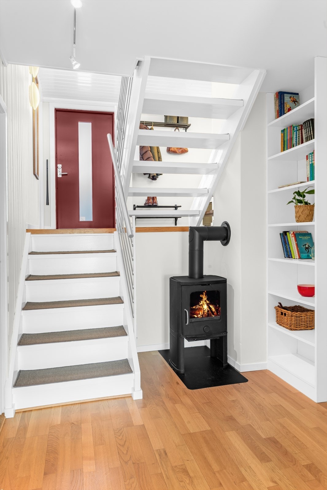 I underetasjens gang er det montert ildsted som gir lun og behagelig varme på de kaldeste dagene. Galleribilde