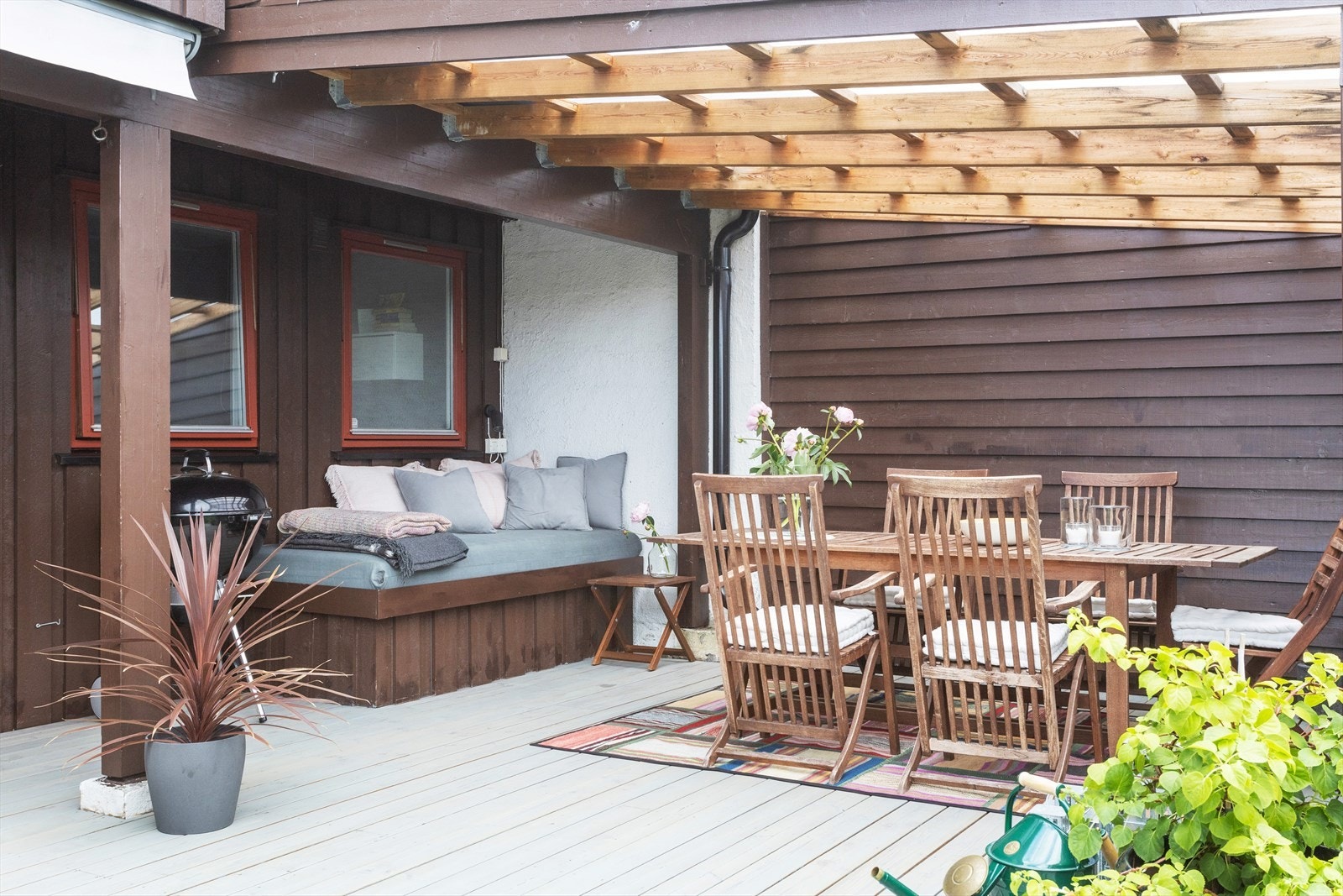 En plassbygd seng med leselampe på terrassen gir en lun krok for avslapning. (Bildene er tatt tilbake i 2019). Galleribilde