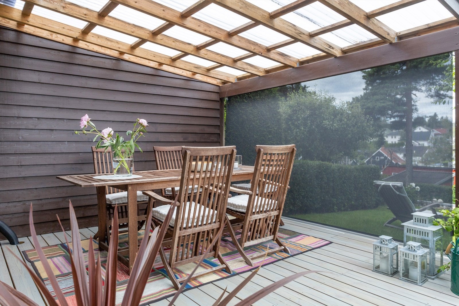 Den romslige markterrassen på ca. 33,5 m² gir rikelig plass til flere sittegrupper, og med solskjerming kan uteplassen brukes selv på varme sommerdager. (Bildene er tatt tilbake i 2019). Galleribilde