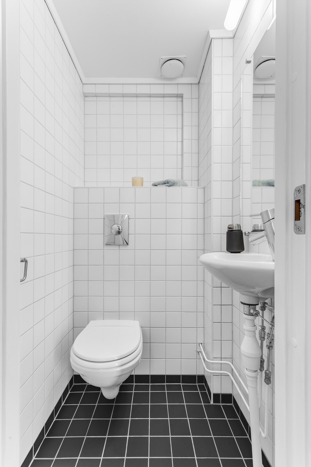 Separat toalettrom renovert i 2004, med vegghengt toalett og servant. Galleribilde